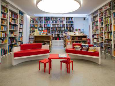 ...i cui colorati libri trovano spazio in un largo ambiente utilizzato spesso per presentazioni e incontri